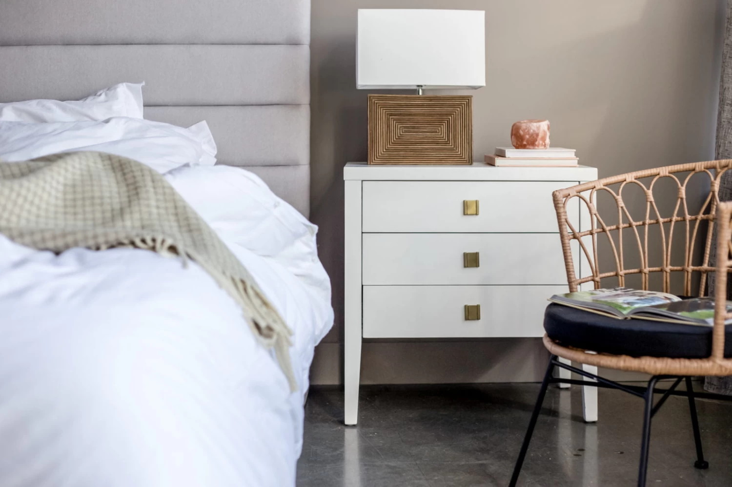 Katherine Accent Table – 3 Drawer Dresser – White 7 Katherine Accent Table – 3 Drawer Dresser – White - Image 5