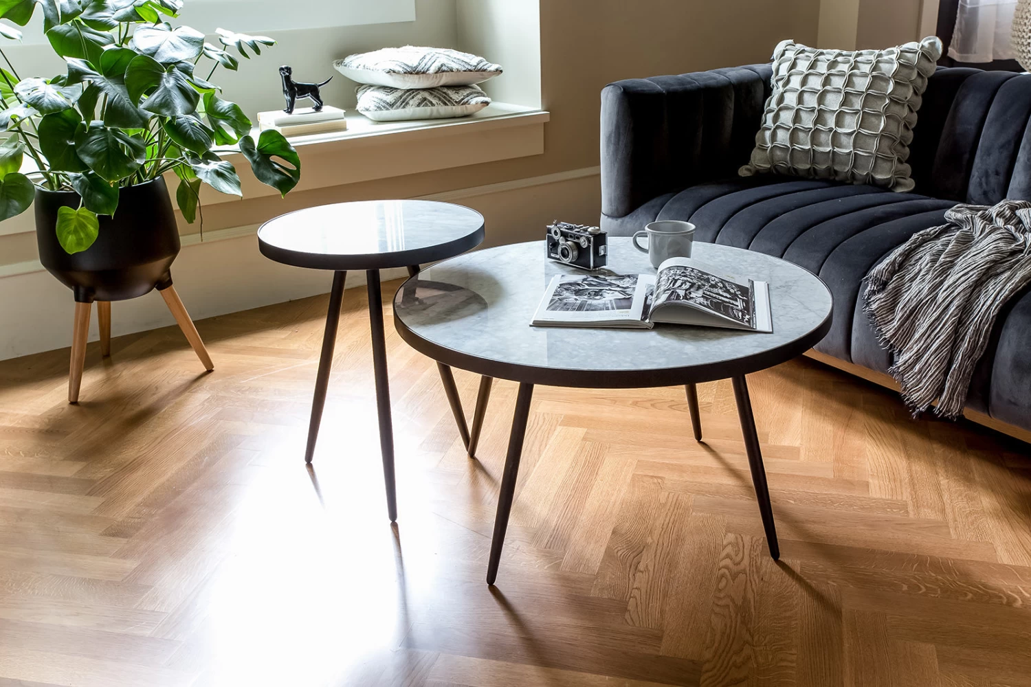 Florence Lamp Table - White Marble W/ Black Base 5 Florence Lamp Table - White Marble W/ Black Base - Image 3